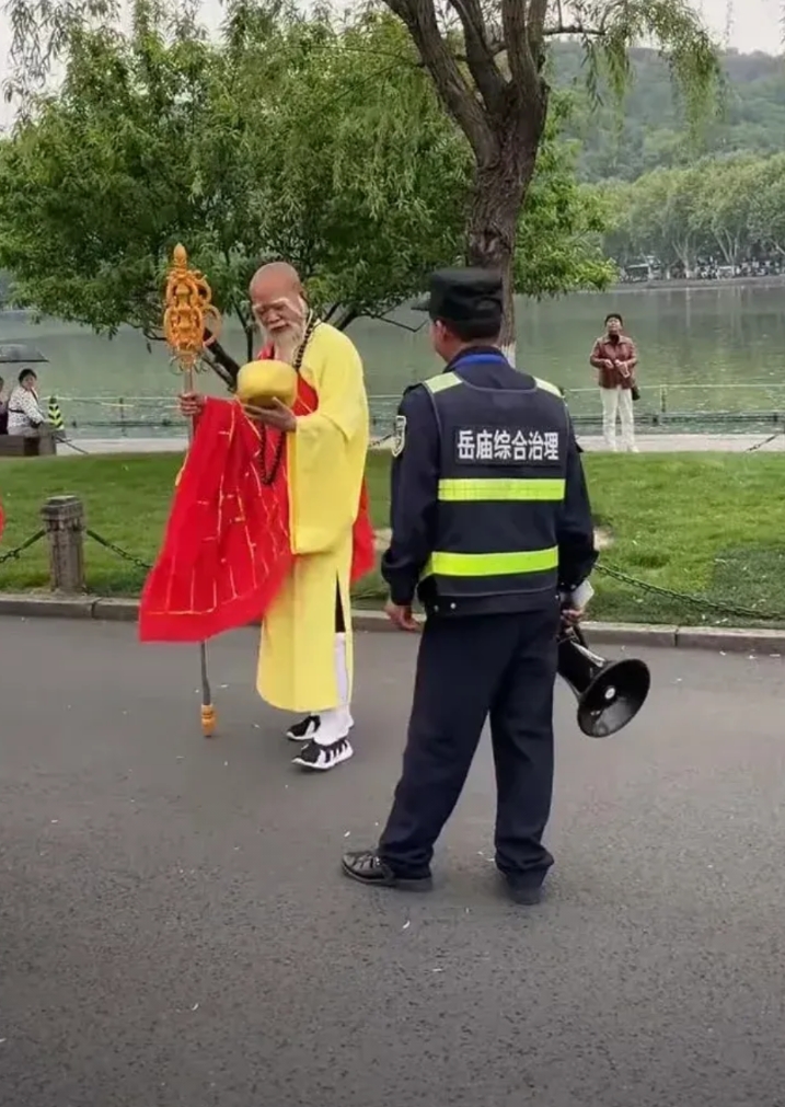 杭州这位和保安斗法的法海大师起码也有六七十岁了吧？有些人说他为老不尊，然而我想，