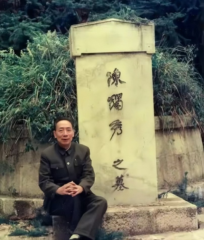 1976年清明，陈独秀三子陈松年，换上了干净的衣服，步行十里地来到父亲的墓地扫墓