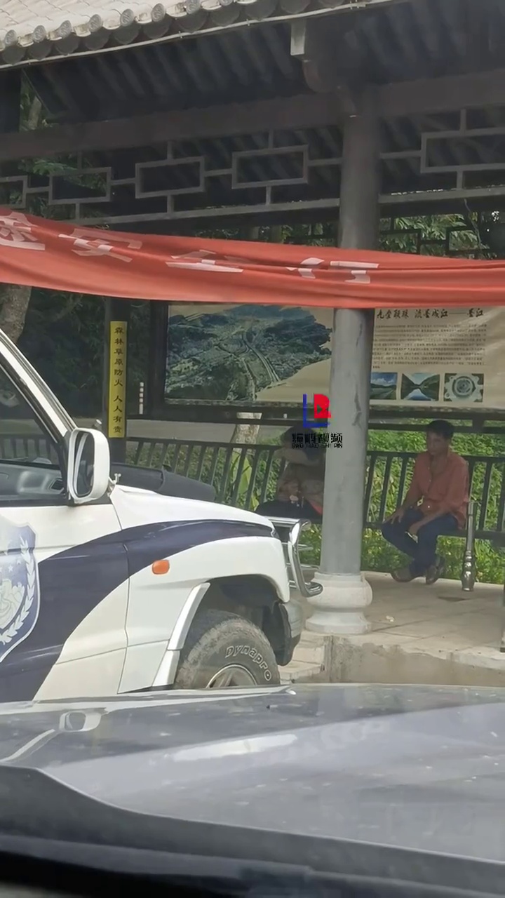 女子与邻座男子网恋两个月被骗50元，报警看到警察后失声痛哭！