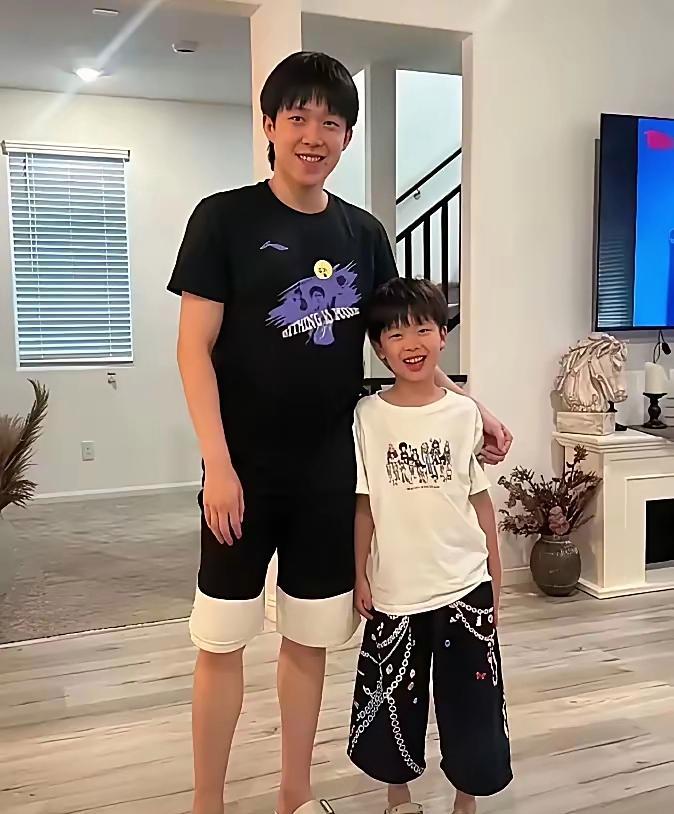 王楚钦和梁靖崑的儿子合影。你瞧瞧人家梁靖崑，年纪不大，俩儿子，而且大宝都六七岁了