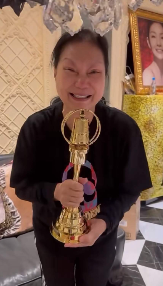 这是s妈妈？怎么突然像一个80多岁的老太太了？

大s去世后，她一直沉浸在悲伤中