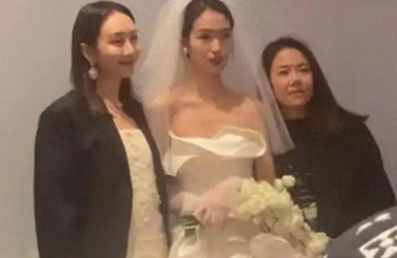 何九华综艺首曝婚姻状态，王鸥未婚生子引热议
2024年初，王鸥被传在北京生下孩子