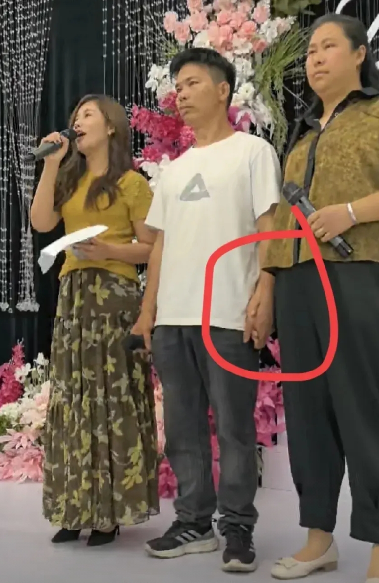陈杨梅大大方方摘掉口罩认亲，长得白白胖胖很有福气！

杨妞花见到杨梅以后对她说：