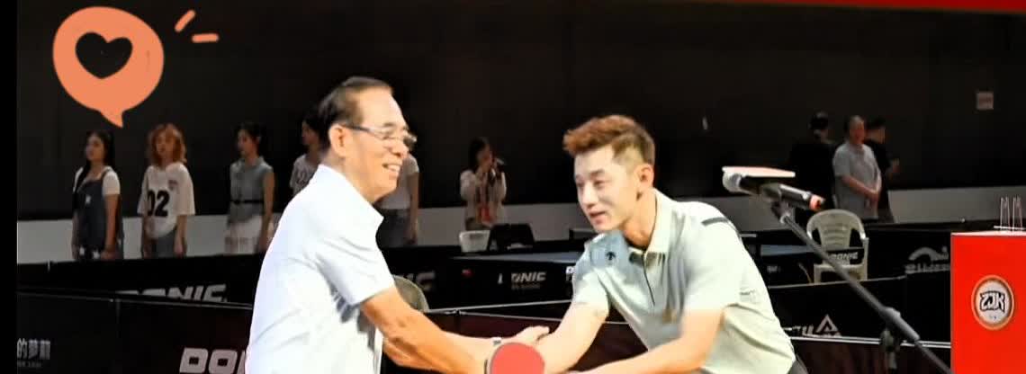 张继科以个人名义举办的张继科杯，
开幕式上那一幕，
真让人鼻子一酸！


