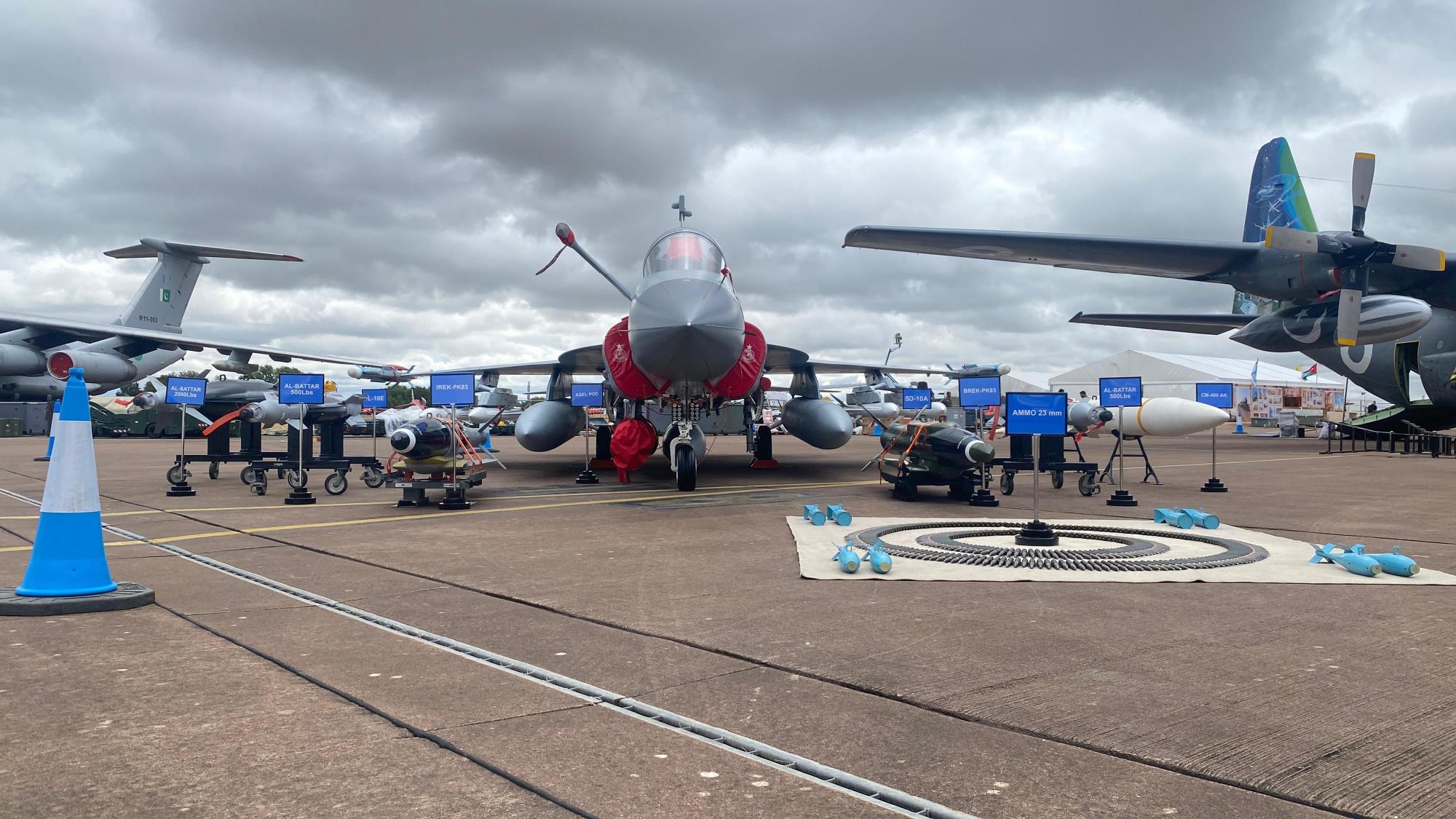 JF-17“枭龙”带着个性纹身，大老远前往参加英国皇家国际航空纹身会(RIAT 