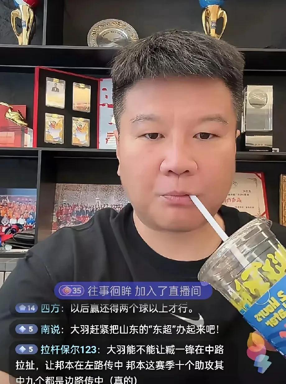 辽宁铁人队这两天放假了，李金羽在直播间与球迷聊天，对于球迷的提问李金羽给予了解答