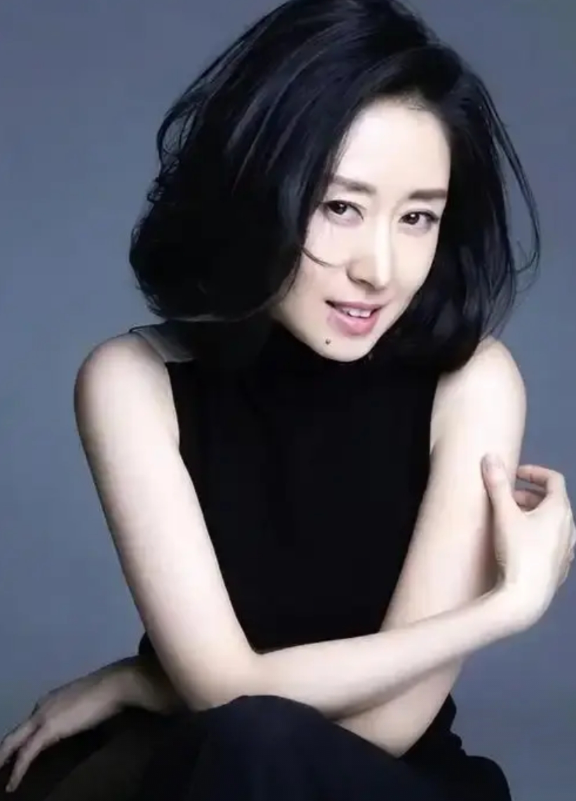 朱媛媛和刘敏涛，同班同学，一个嫁富商买冰淇淋要看老公脸色，一个嫁穷小子花光积蓄给