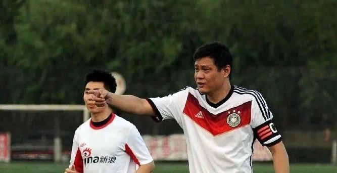 申花点球全靠裁判？
前国脚赵鹏一句话把火药桶点爆！
赵鹏直播掰手指：十六个人帮申