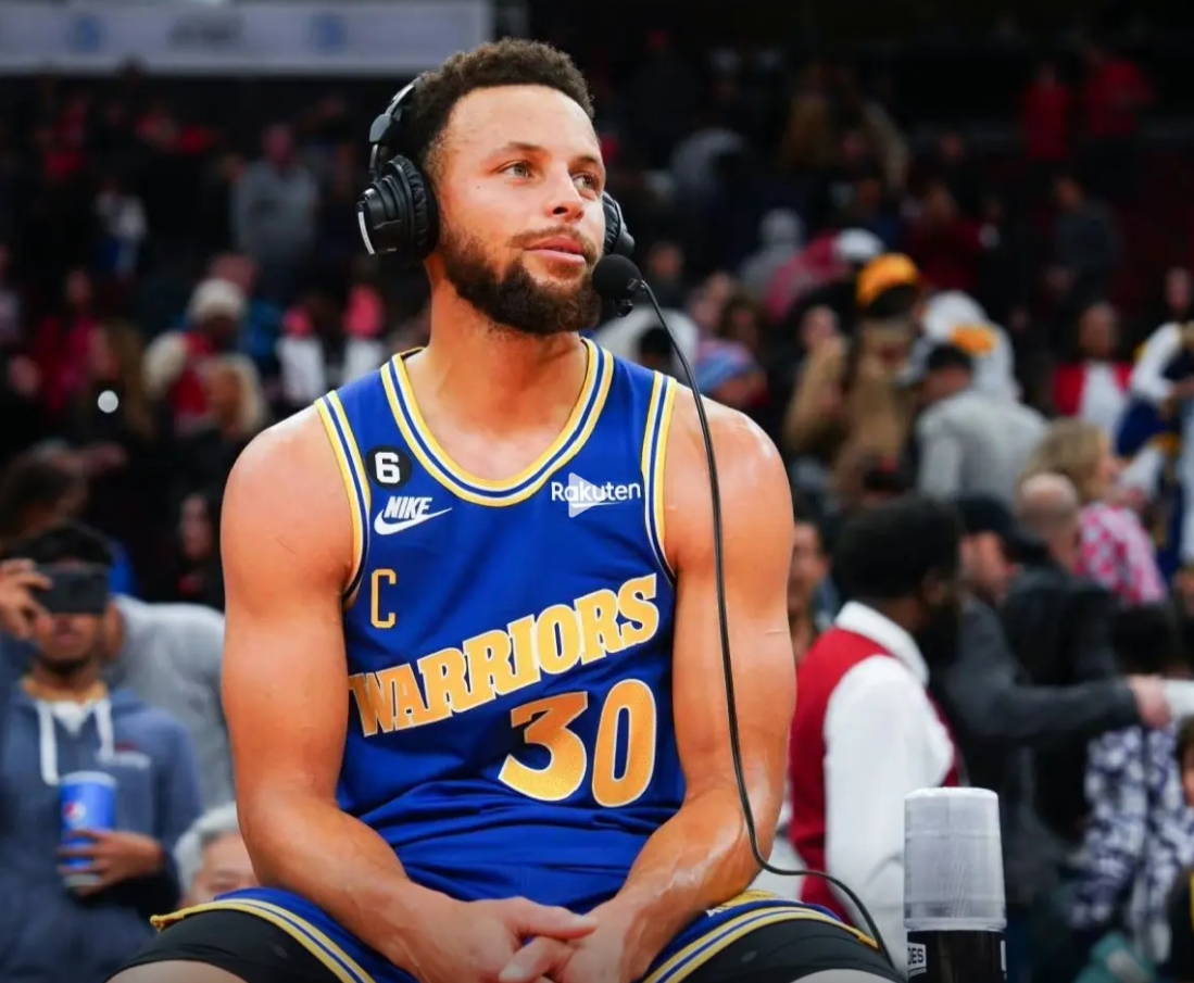 库里表扬火箭打的更有侵略性。
Stephen Curry： 那段时间真的很艰难，