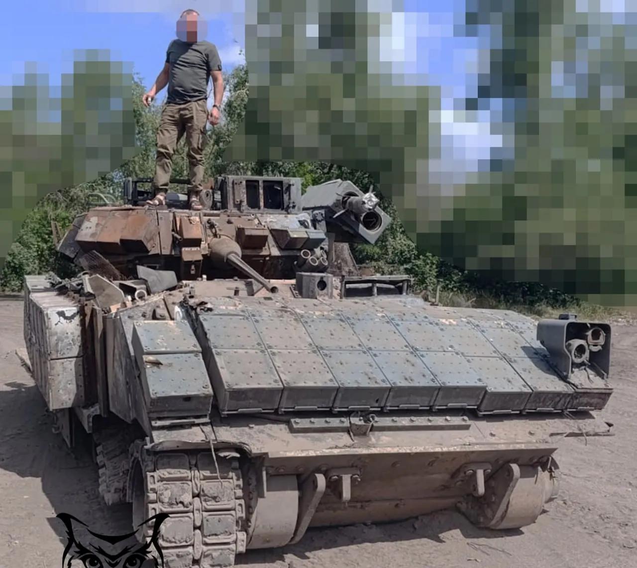 特别军事行动区，俄军拖回的一辆美制M2A2步兵战车。