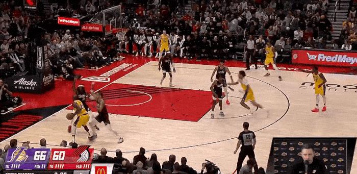 有心无力！老詹送出本场第八次失误！
在今天NBA常规赛湖人对阵开拓者的第三节比赛