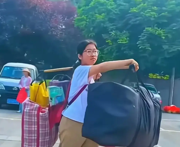 灌阳县的领导完全可以接住“扁担女孩”这泼天的流量！
   第一，由县委主要领导带