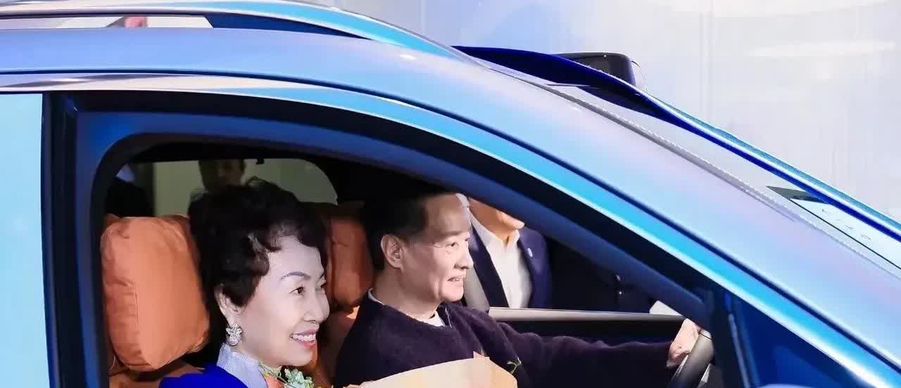 著名歌唱家闫维文和妻子提新车！闫维文的妻子坐在副驾驶上，手捧鲜花，笑的好开心，感