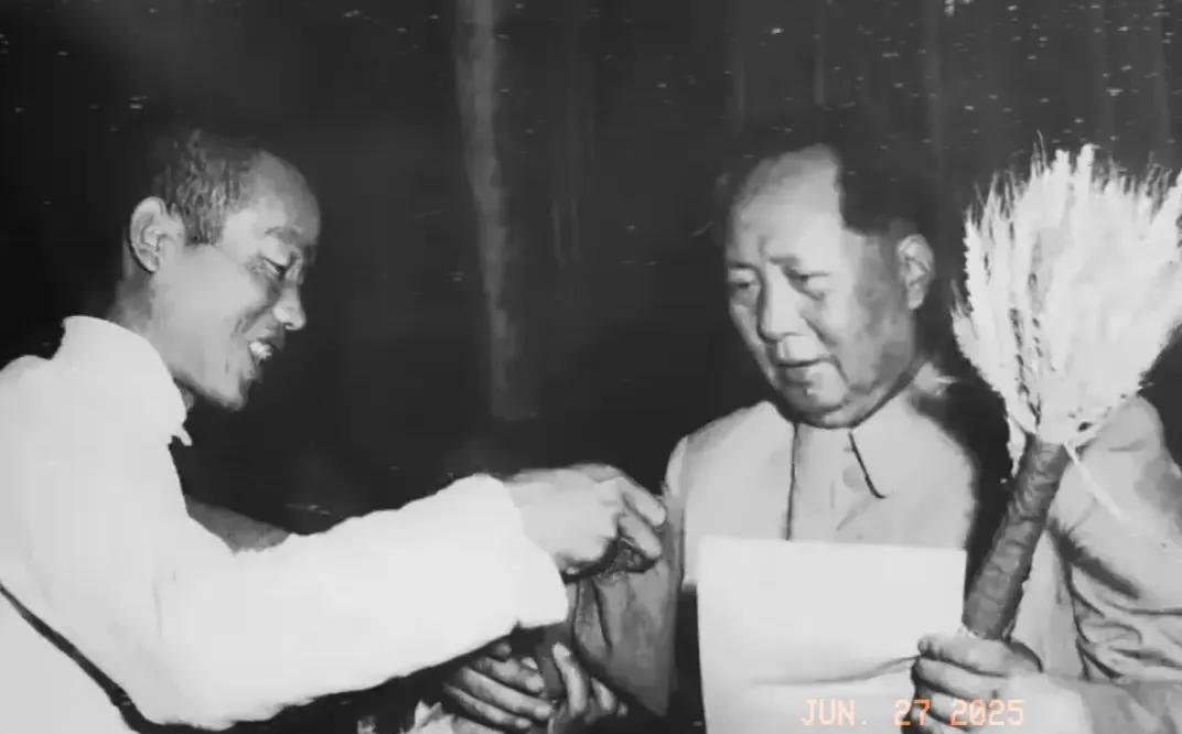 黑白老照片分享。
1956年6月21日，一位全国劳动模范亲自跑到北京，给毛主席敬
