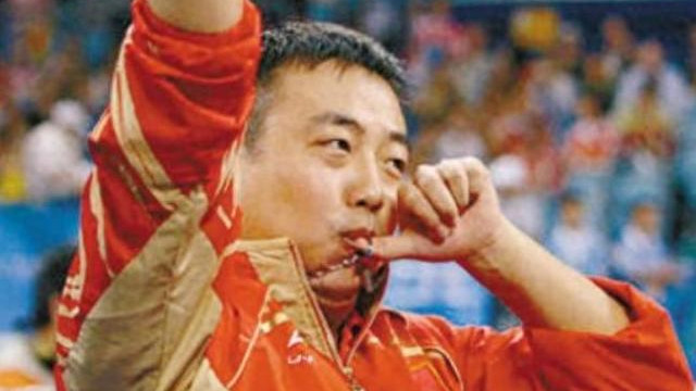 2017年，孙颖莎在T2联赛上一战成名，成名的背后少不了江嘉良的慧眼