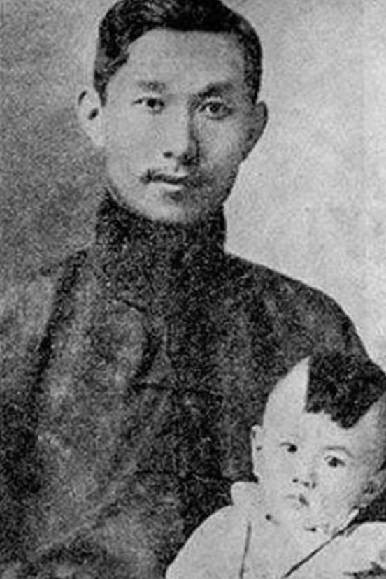 1904年，22岁的蔡锷迎娶29岁的刘长姑，怎料花轿临门，新娘誓死不嫁。蔡锷下不