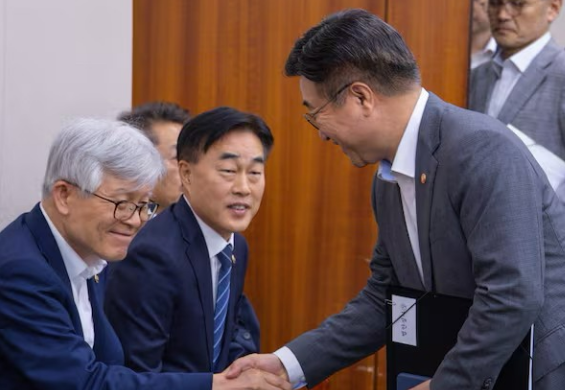 25日韩国李在明政府人事任命再起争议，新任人事革新处长崔东锡被曝在上次大选败北后