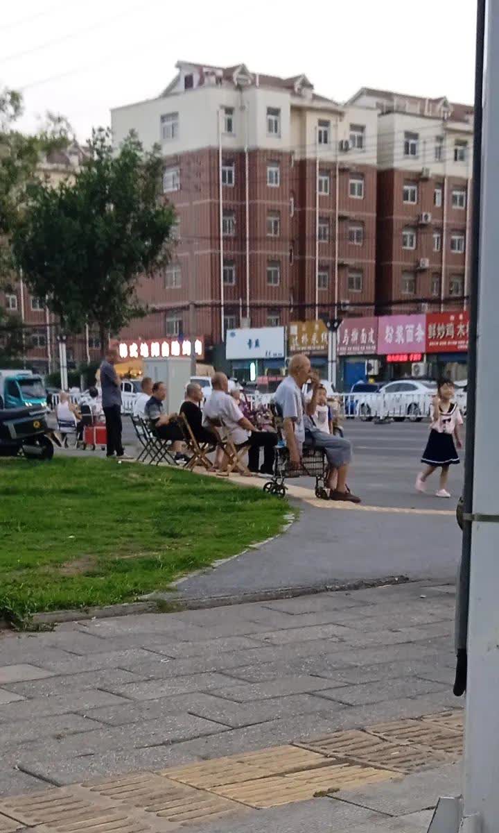 奇怪现象，夏日两类人的夜生活。
正值夏日，白天炎热且漫长。
老人们昼伏夜出，