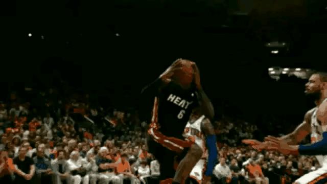 詹姆斯：季后赛0-2开局之王！！！
NBA季后赛历史上，詹姆斯季后赛0-2开局次