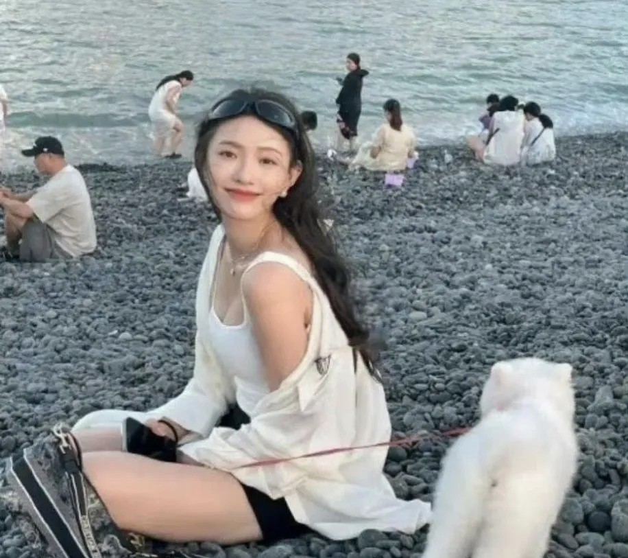 林允去海边玩没被路人认出来，还挺让人意外的。毕竟她颜值高，