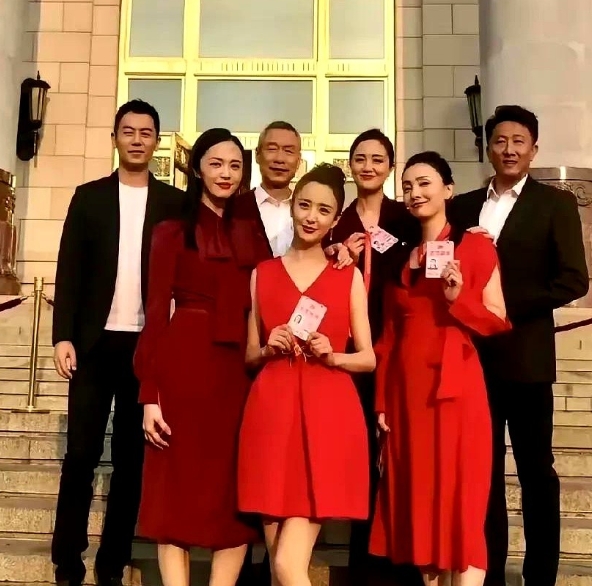 姚晨、佟丽娅、朱亚文与朱媛媛昔日合影曝光，画面中四人笑容灿烂，情谊满满。

现在