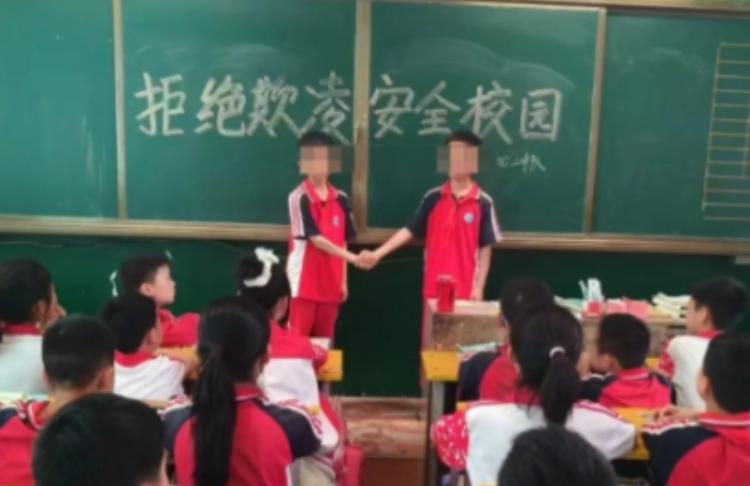 “谁还敢管学生？”2024年河北霸州，一名女老师目睹男学生在教室欺负女同学，口头