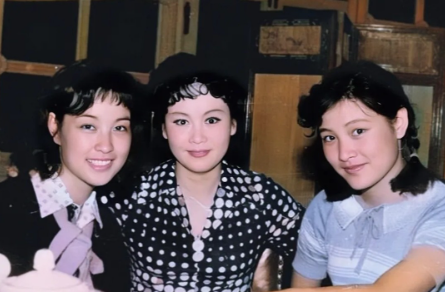 那时的刘晓庆真是细眉飞扬，秀韵多姿！右边的是明眸善睐的陈冲，而中间的这位美女是谁