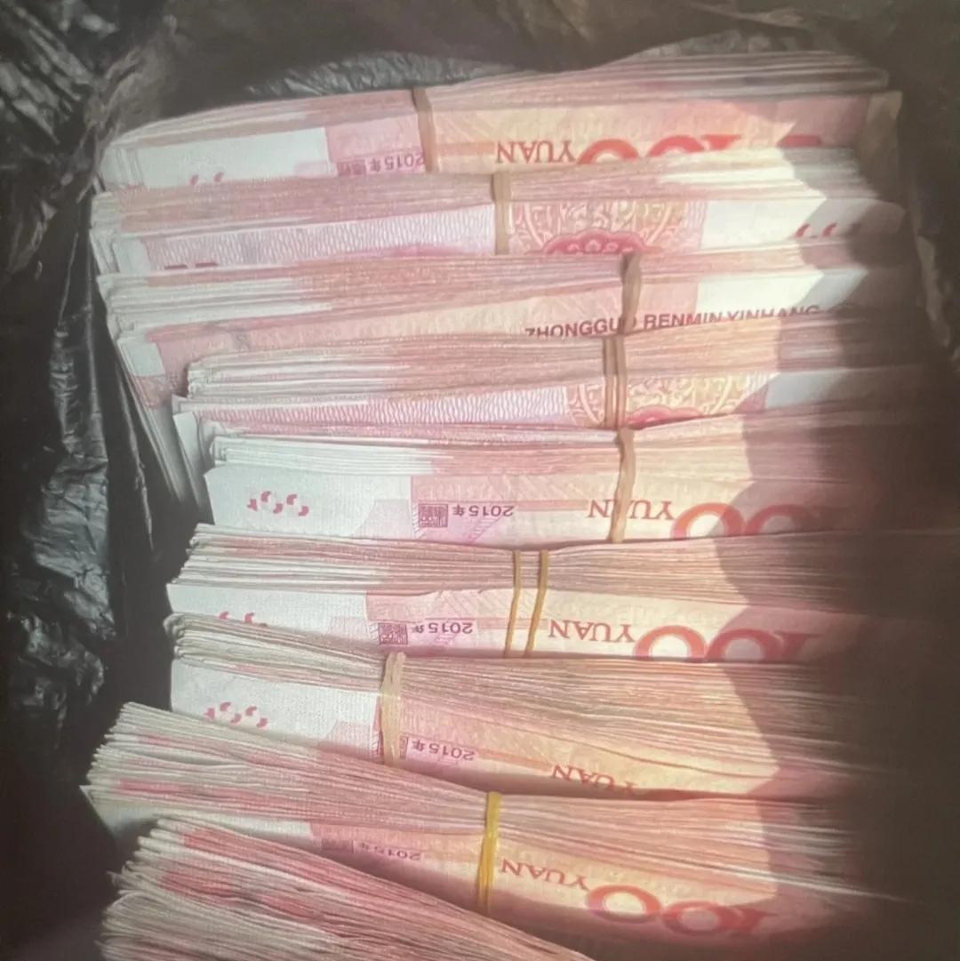 梦见好多人民币，财神说了，都是给你的！