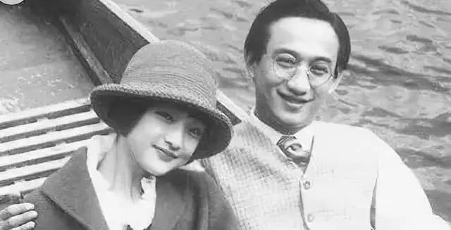 1932年，在徐志摩的葬礼上，陆小曼坚持要将徐志摩的寿衣换成西装。有人小声告诉她