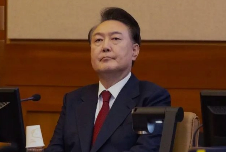 尹锡悦在法庭上的表现简直是把