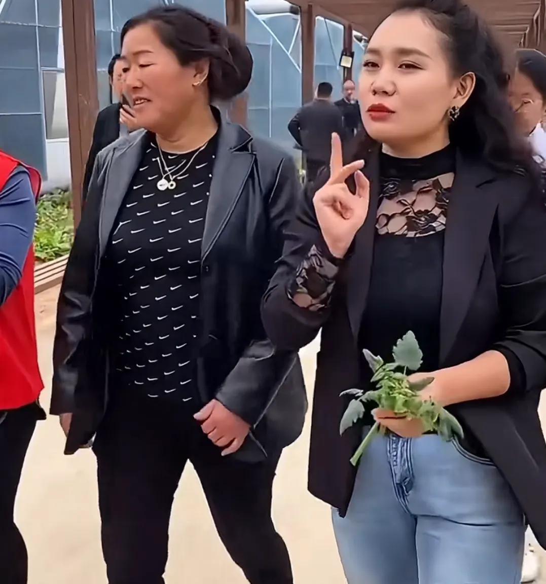 袁庆闲暇之余来到朱楼村的采摘园，说的很委婉；“会见自己闺蜜大衣嫂…”
不少在直播