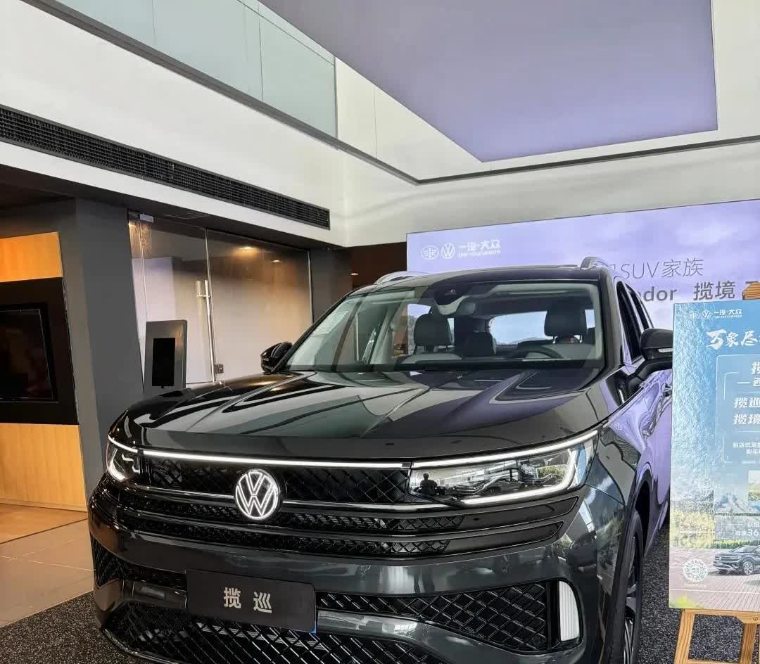 家人们，今天和老公去4S店看车，一进去我就被一辆SUV迷得挪不开眼。坐进去试驾，