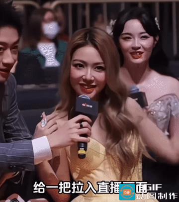 谭维维:我真的不想闯进镜头。
音乐盛典上，主持人采访薛凯琪，她原本只是一本正经的