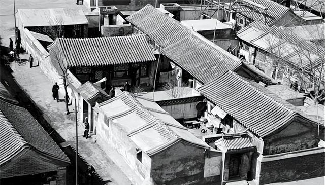 1976年，原北京军区副司令家的烟囱被震倒，不小心砸塌了邻居家的房子。家人将消息