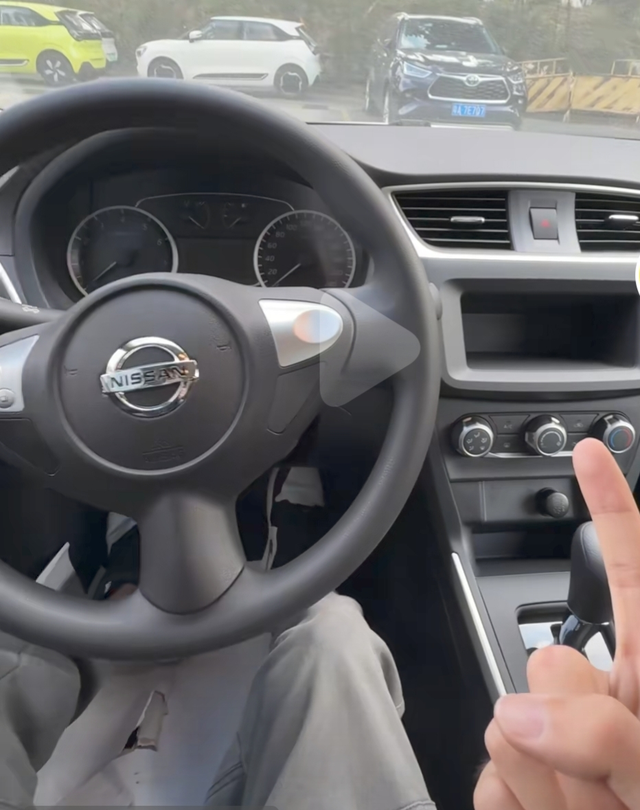 差点被轩逸崩了
去了趟新乡太行山，高速上我的380被轩逸崩了，就是这个没有收音机