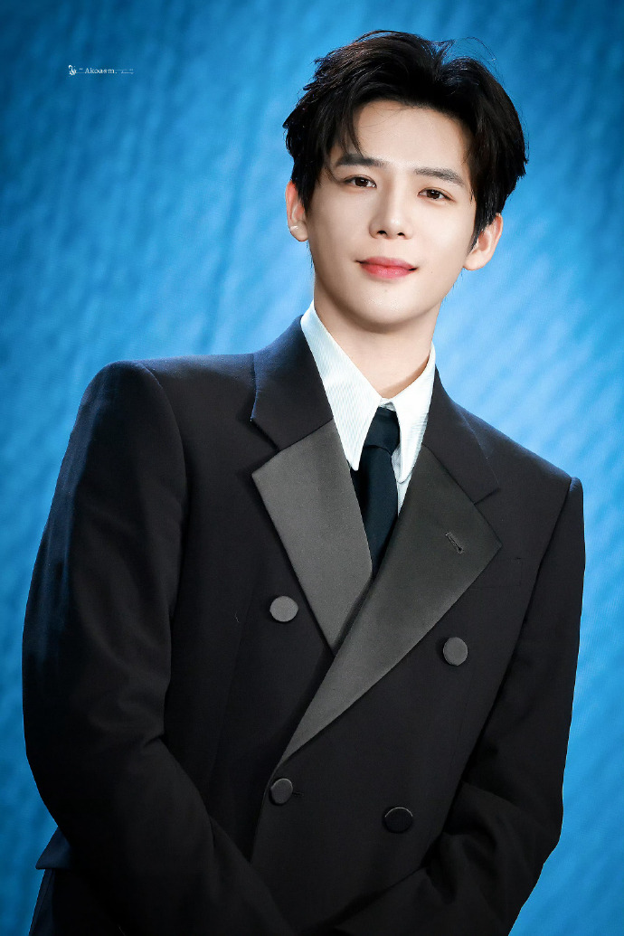 电视剧《狂流》单宣王安宇
还配上了他的巨幅海报
合作的是狂飙导演徐纪周
而且作为