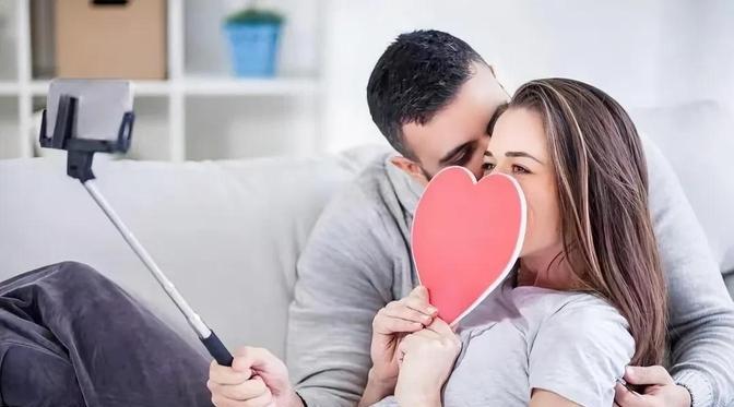 广东佛山，一男子与妻子离婚又复婚。两人第二次离婚后的第12天，前妻发现男子又与别