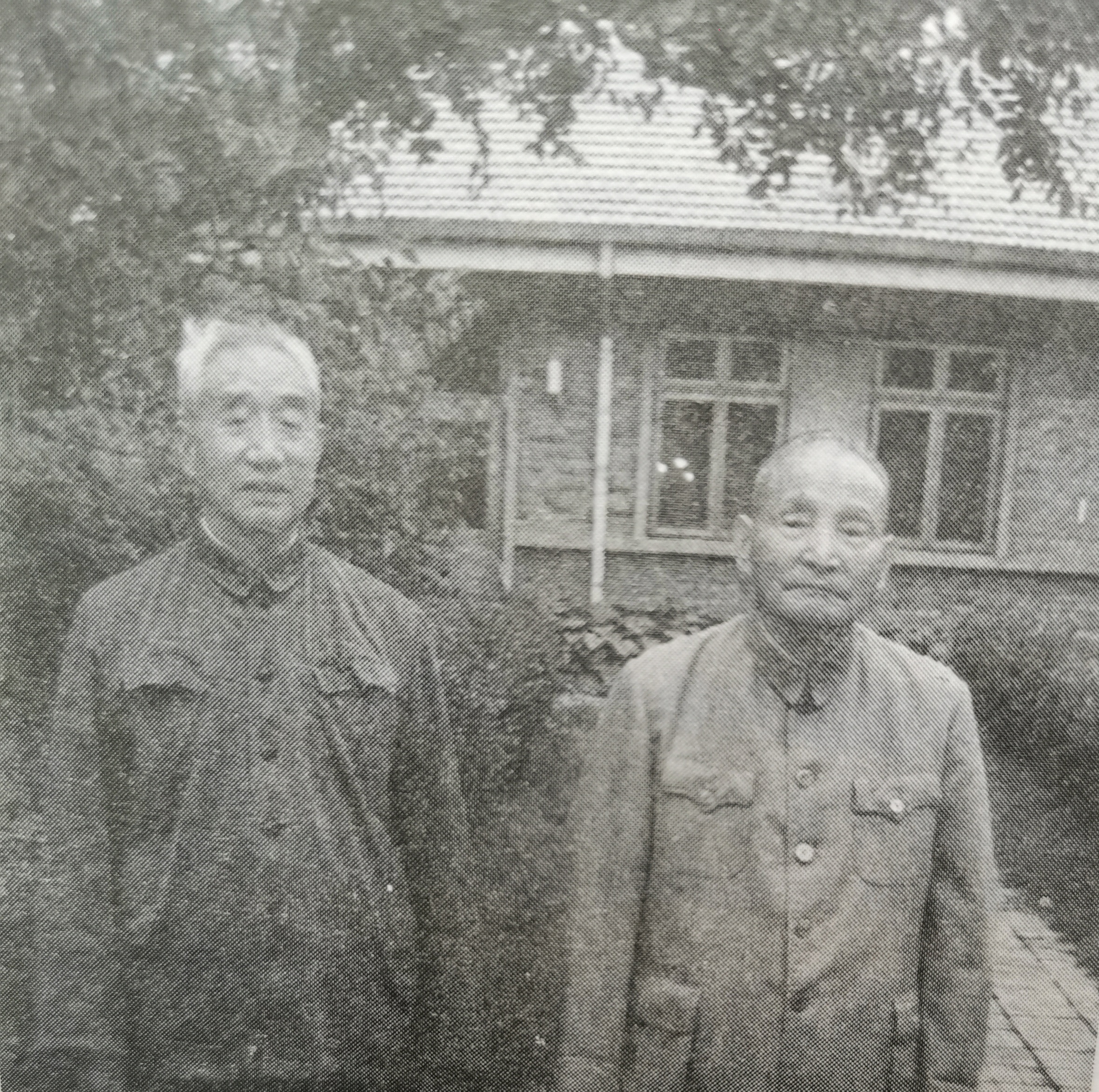 党内有两位大人物，身体最是不好，一位是左边的徐向前，因为肋膜炎，累倒在解放战争的