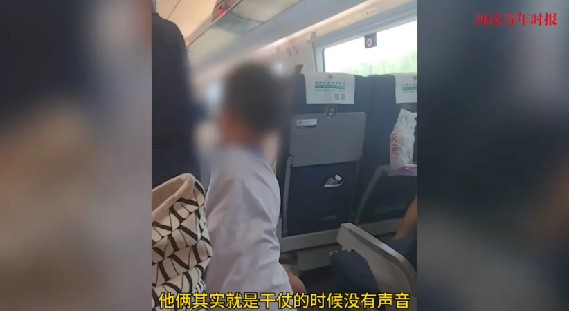 “笑不活了！”近日，两个小男孩在上海开往大连的高铁上，因为互相看不惯对方而打架，