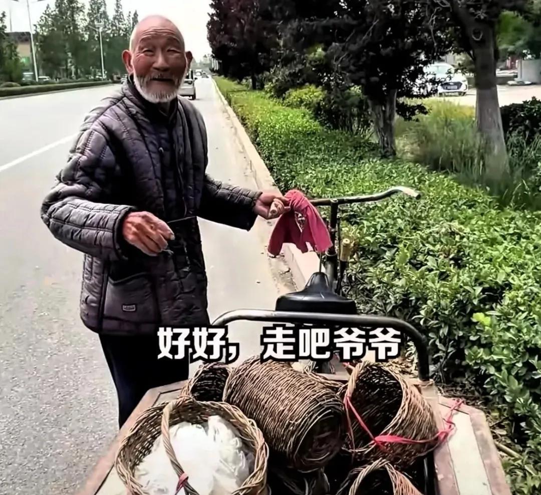 山东街头，人来人往。
一个年轻小伙正溜达着，忽然被前面一个佝偻的身影吸引住了——