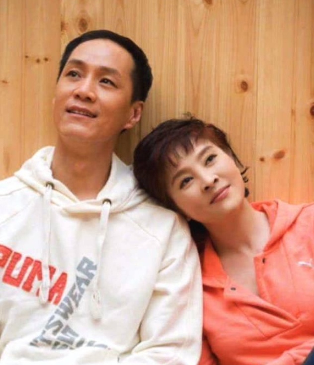 有一次，冯远征带着妻子去参加聚会，朋友嫌弃地对他说：“远征，下次别带你老婆出来了