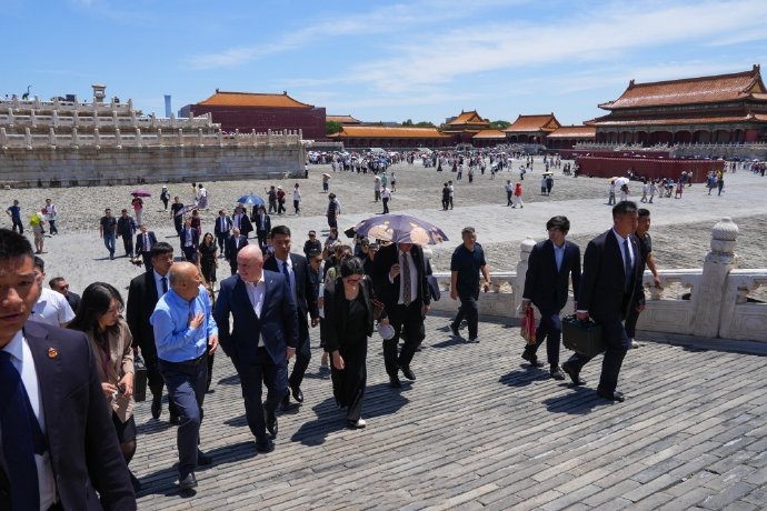 新西兰总理这几天一直在中国访问，
据悉，新西兰总理卢克森于6月17日抵达中国，展