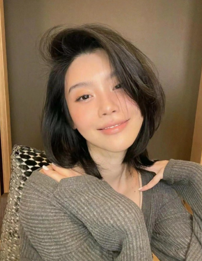 不做流量工具，只晒真实母爱。她分享孩子侧脸与背影，守住成长隐私，自己却在事业上稳