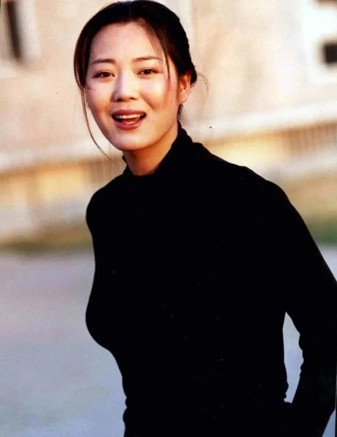 2003年，王茜华与老公周京请朋友吃饭。结完帐后，周京当着众人的面说：“我们说好