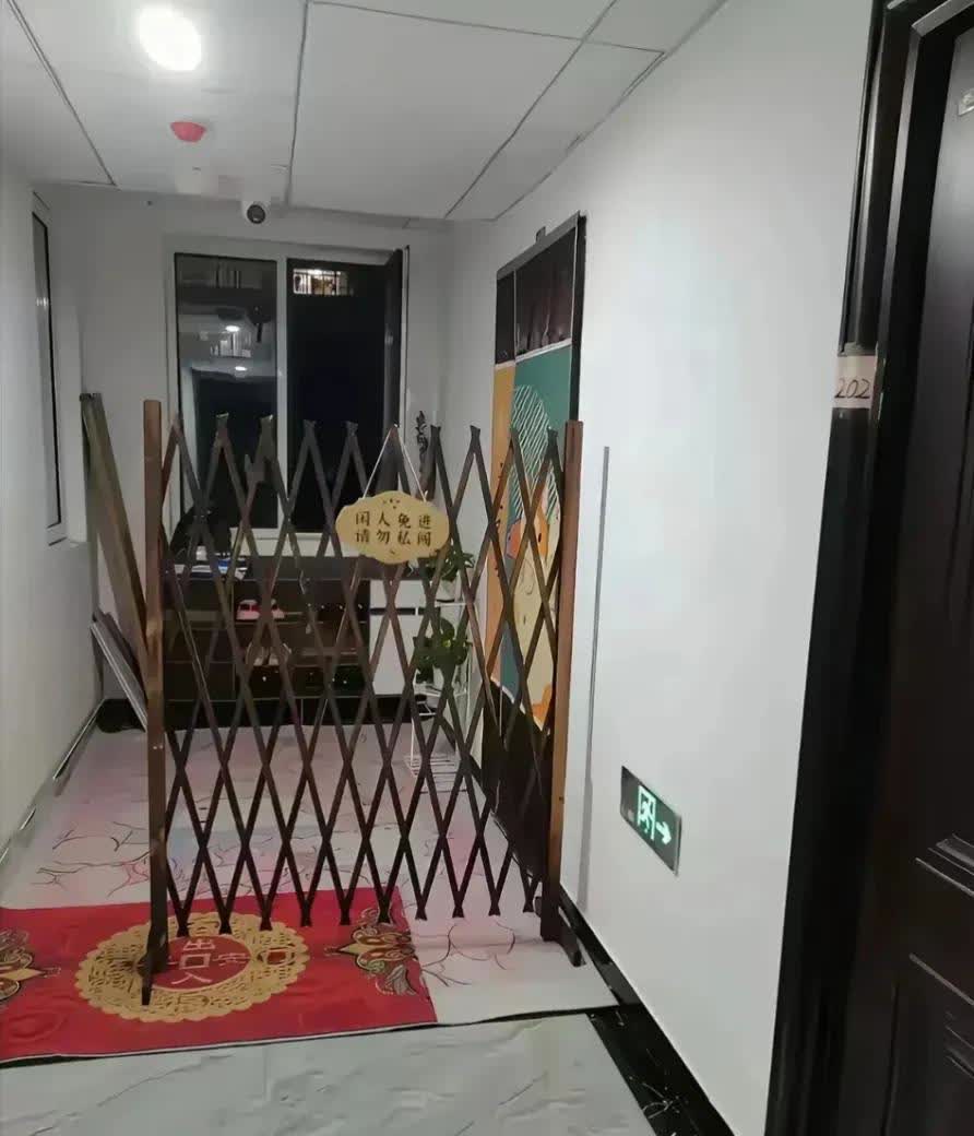 朋友的对门邻居突然在门口装了道电动铁门，还挂个“闲人免进 请勿私闯”的牌子，他每