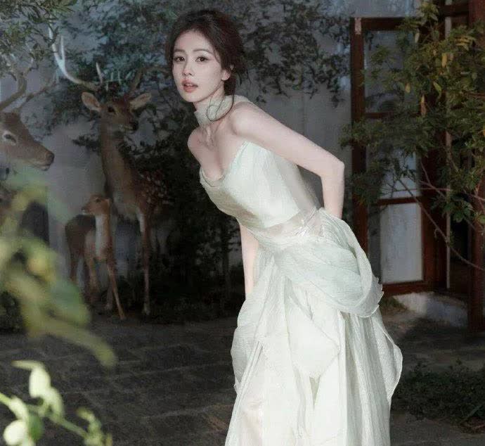 白鹿绝美写真，一袭绿纱裙，白皙温柔