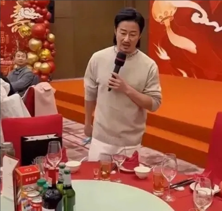 吴京在父亲80岁寿宴上同时完成三件事：宣传新电影《镖人》、推广代言的大窑汽水、用