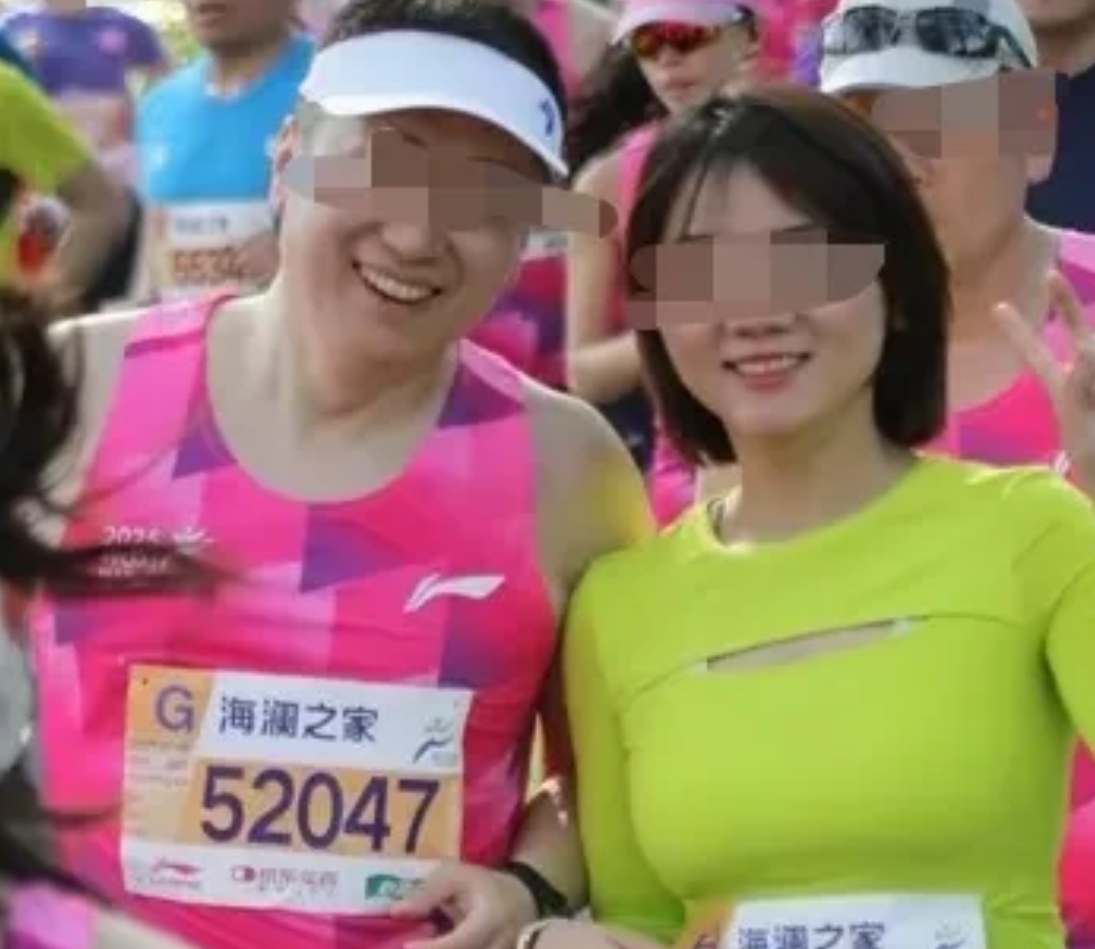 无锡马拉松出现“野鸳鸯”，这3点动作避无可避。

1.一个粉衣服，一个绿衣服。还