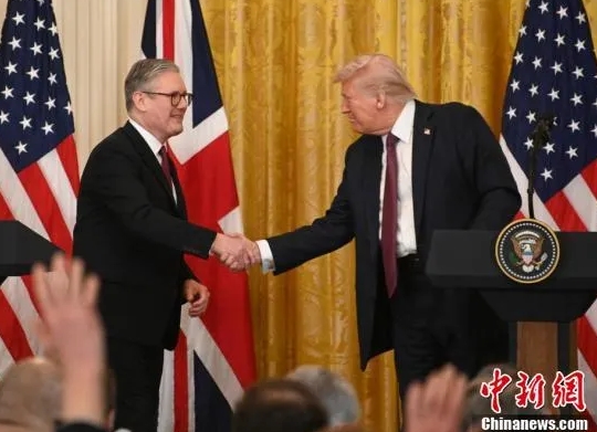 英国首相当面感谢特朗普。

俄罗斯卫星通讯社2月28日报道，英国首相斯塔默在白宫