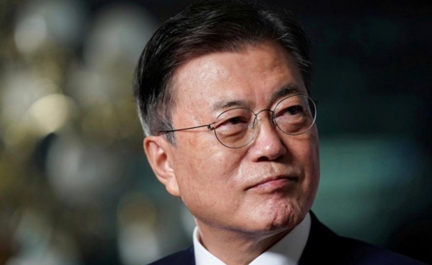 【李在明走进青瓦台，文在寅松了一口气】
韩国政坛被认为是一个神奇的领域，原因很简